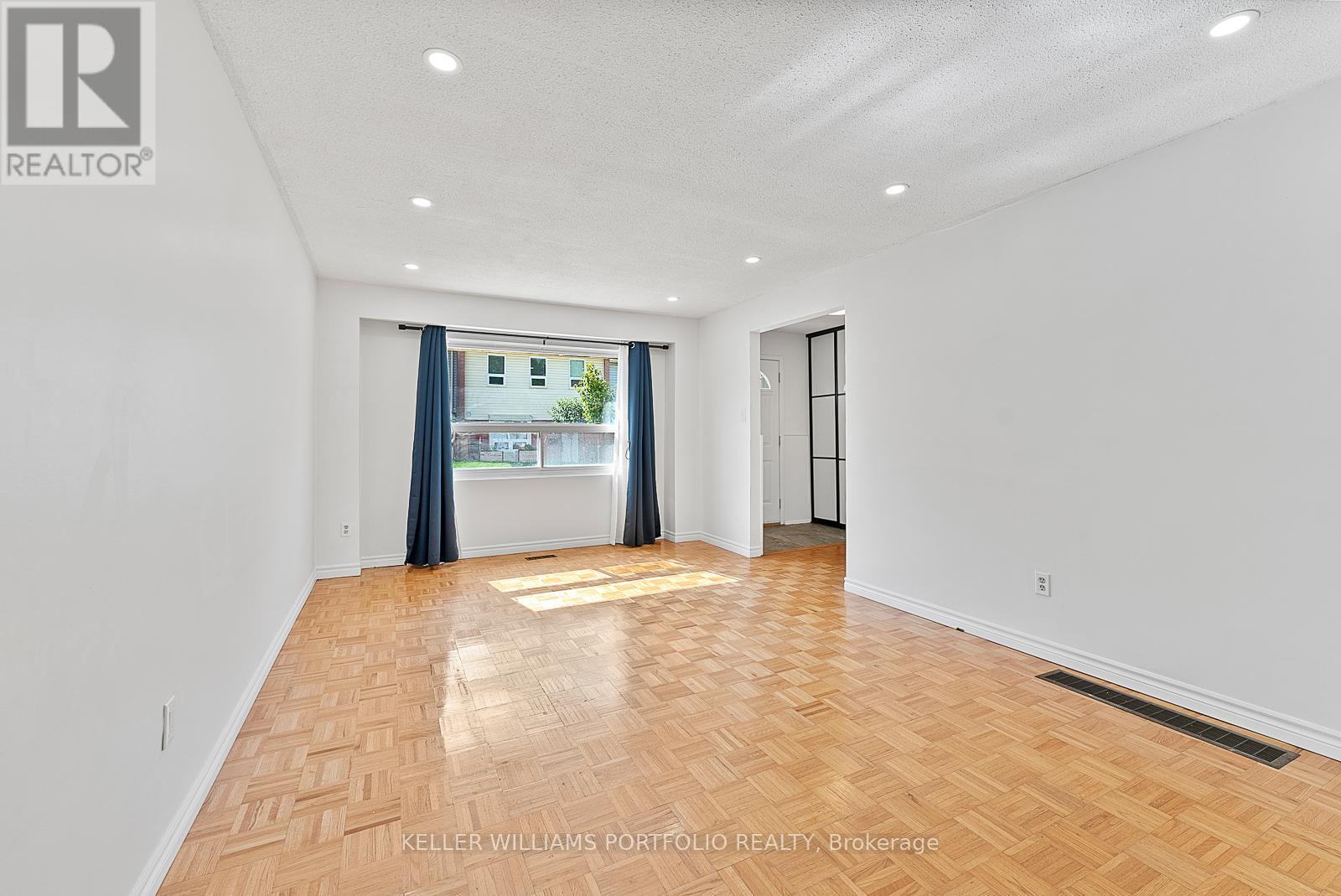 Photo 11 of 65 1055 Shawnmarr Road, Mississauga ON