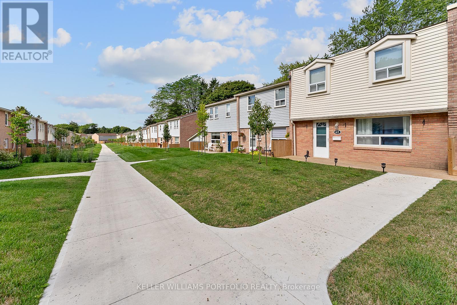 Photo 3 of 65 1055 Shawnmarr Road, Mississauga ON