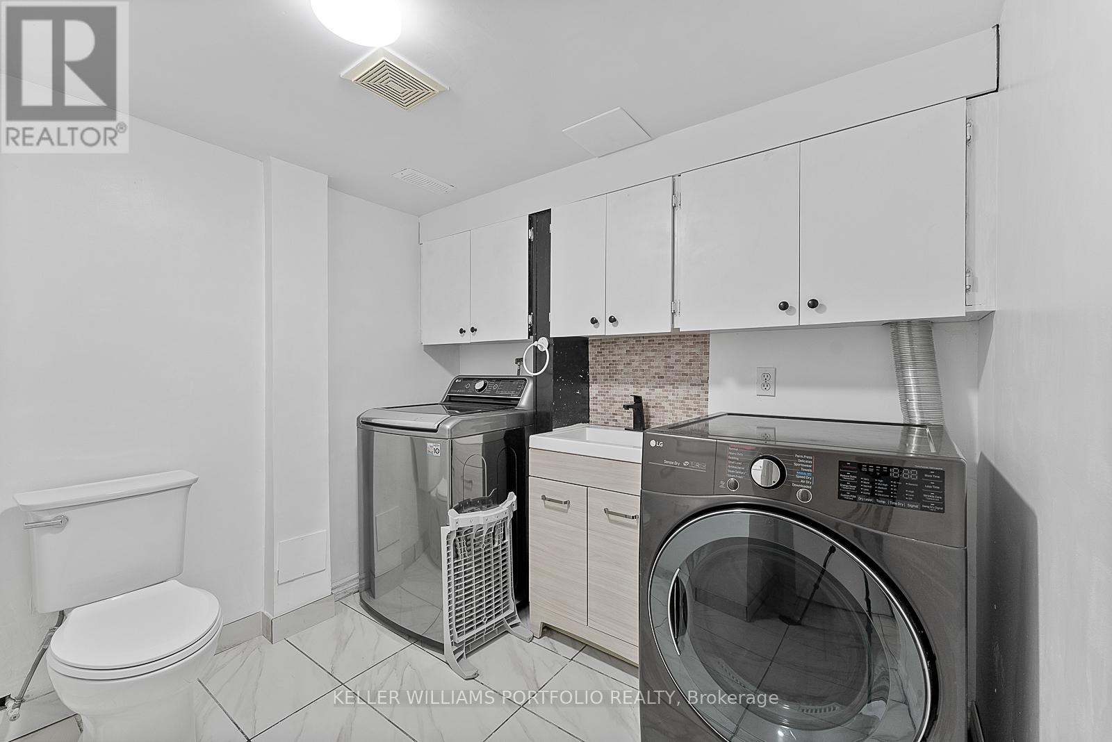 Photo 34 of 65 1055 Shawnmarr Road, Mississauga ON