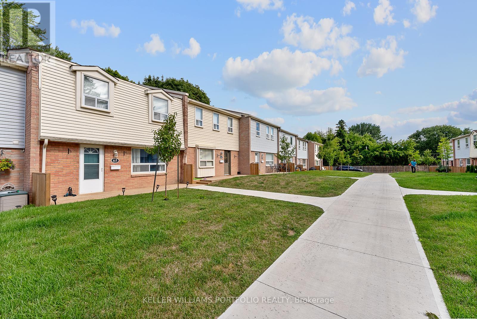 Photo 4 of 65 1055 Shawnmarr Road, Mississauga ON