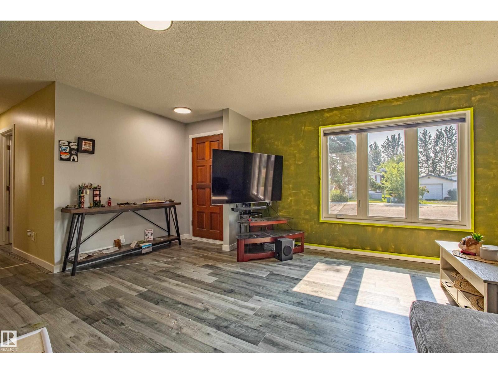 Photo 4 of 5453 Eastview Cr, Redwater AB