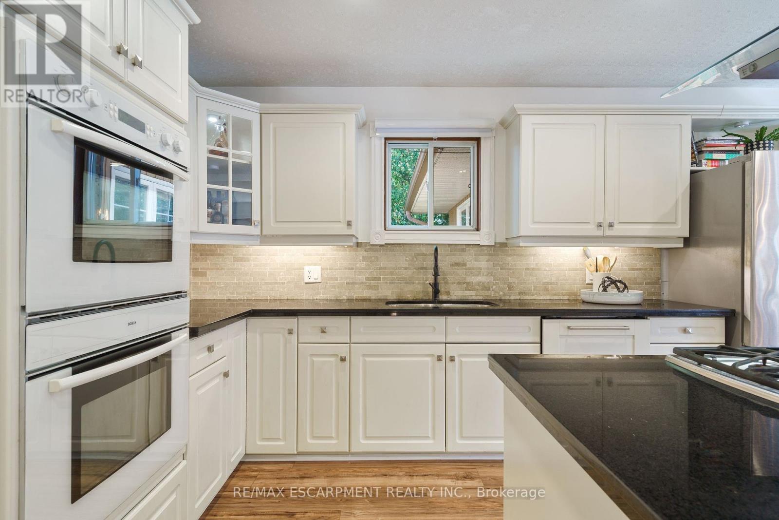 Photo 10 of 304 Central Avenue, Grimsby ON