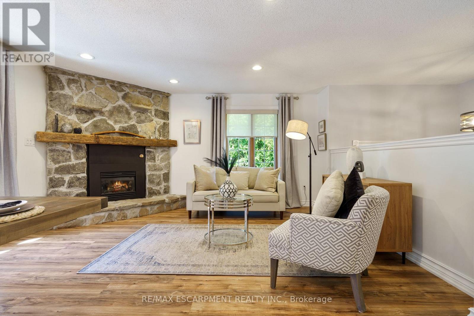 Photo 15 of 304 Central Avenue, Grimsby ON