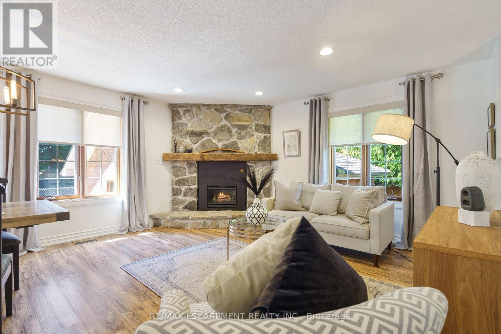 Photo 16 of 304 Central Avenue, Grimsby ON