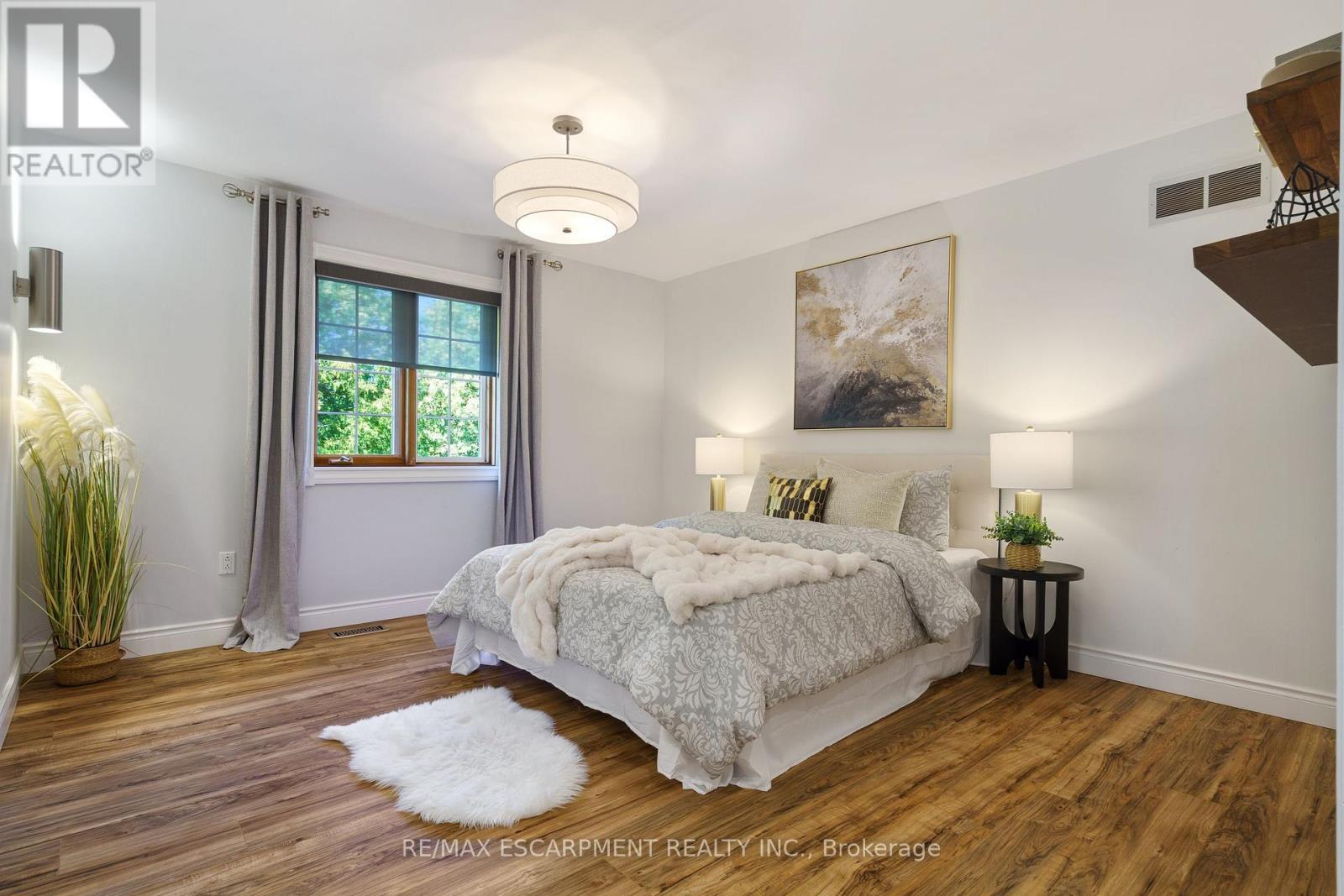 Photo 20 of 304 Central Avenue, Grimsby ON