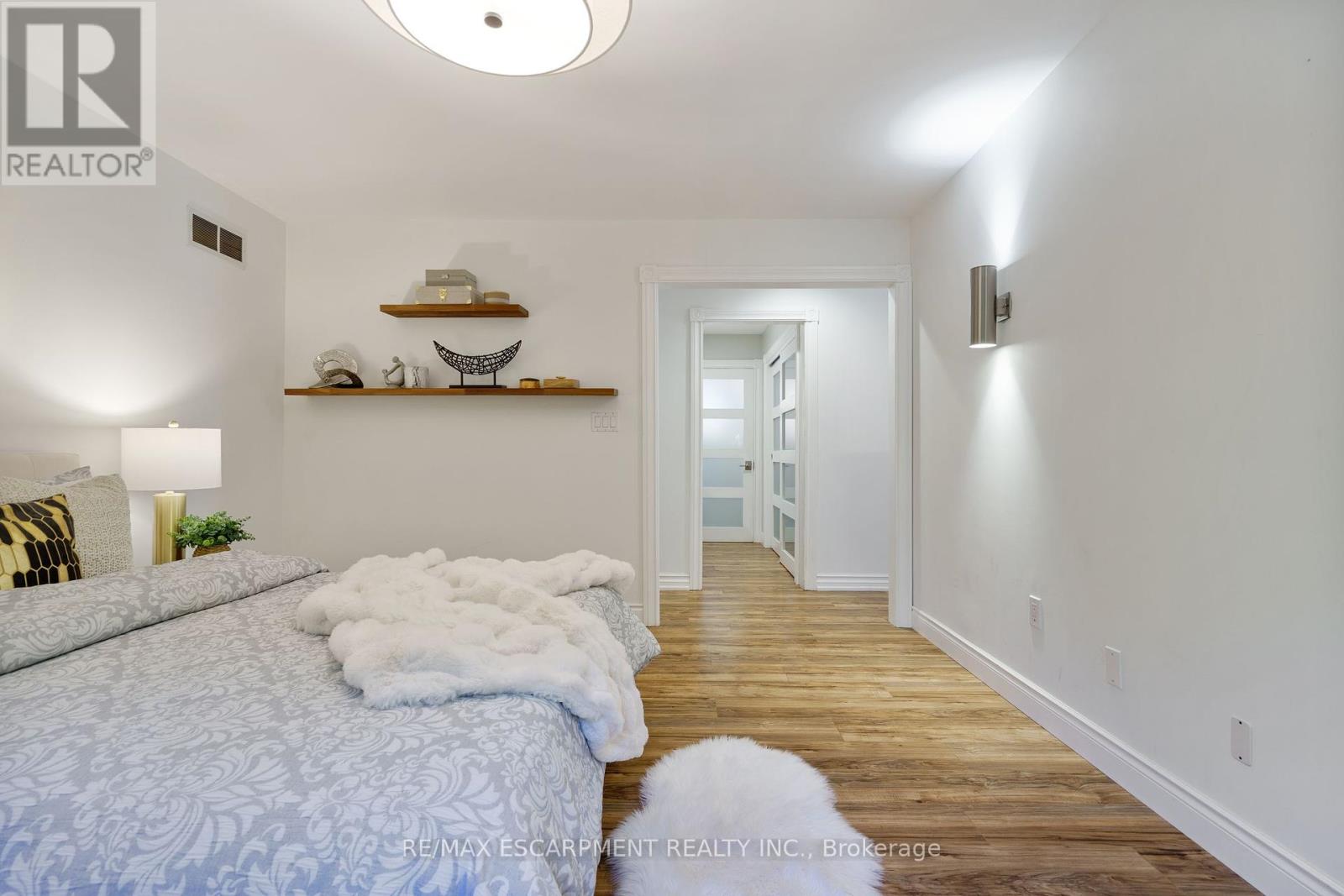 Photo 21 of 304 Central Avenue, Grimsby ON
