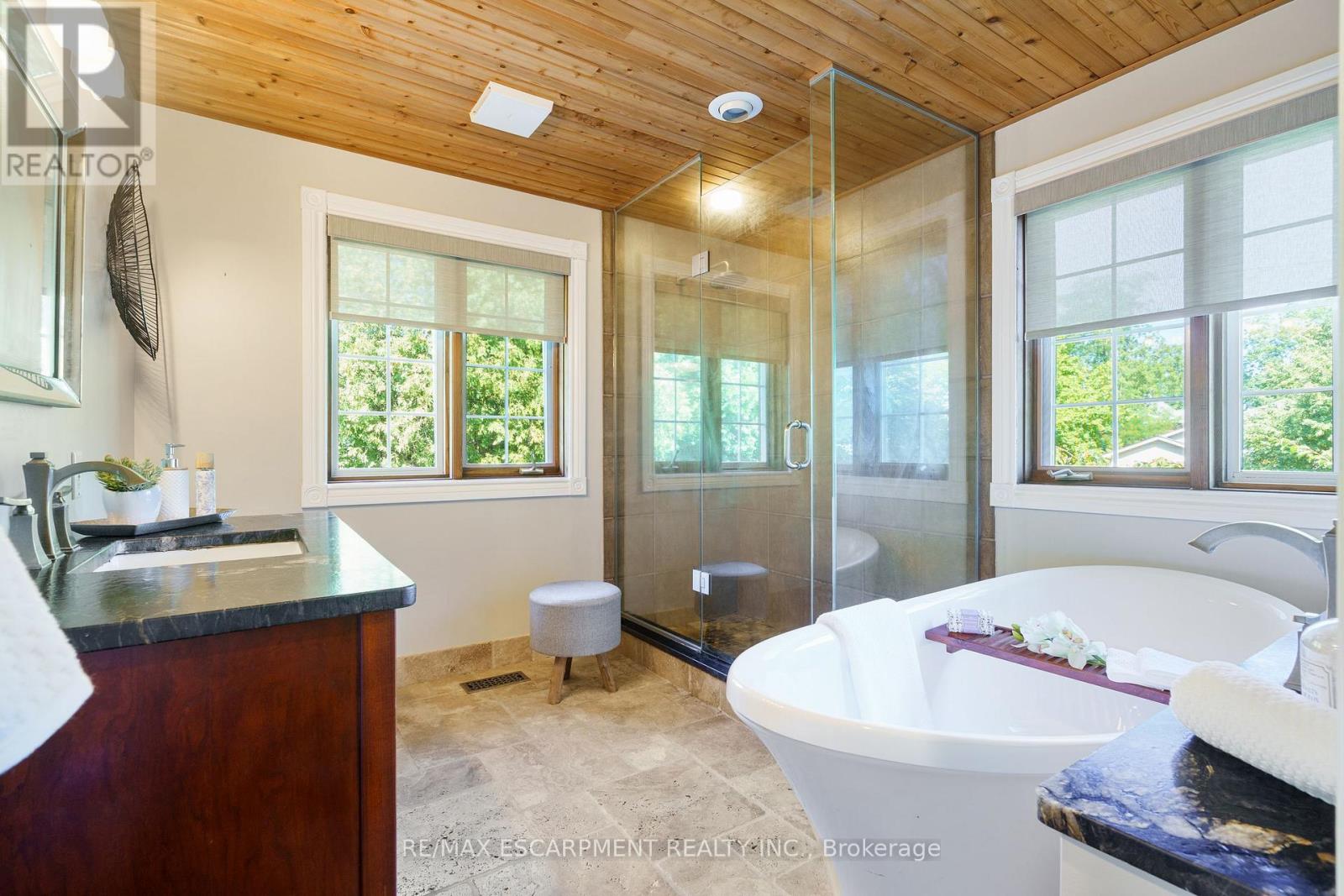 Photo 24 of 304 Central Avenue, Grimsby ON