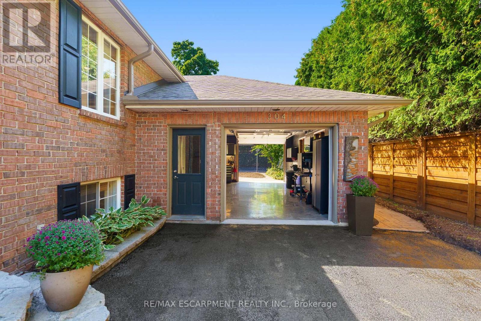 Photo 39 of 304 Central Avenue, Grimsby ON