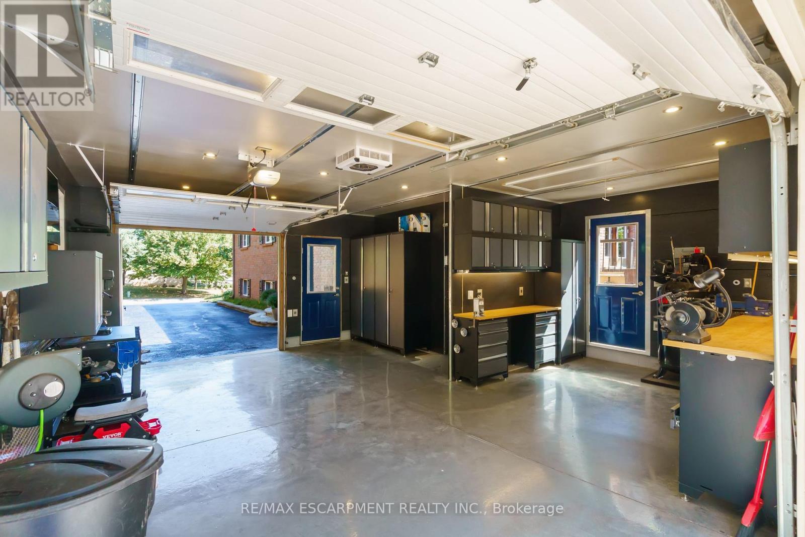 Photo 40 of 304 Central Avenue, Grimsby ON