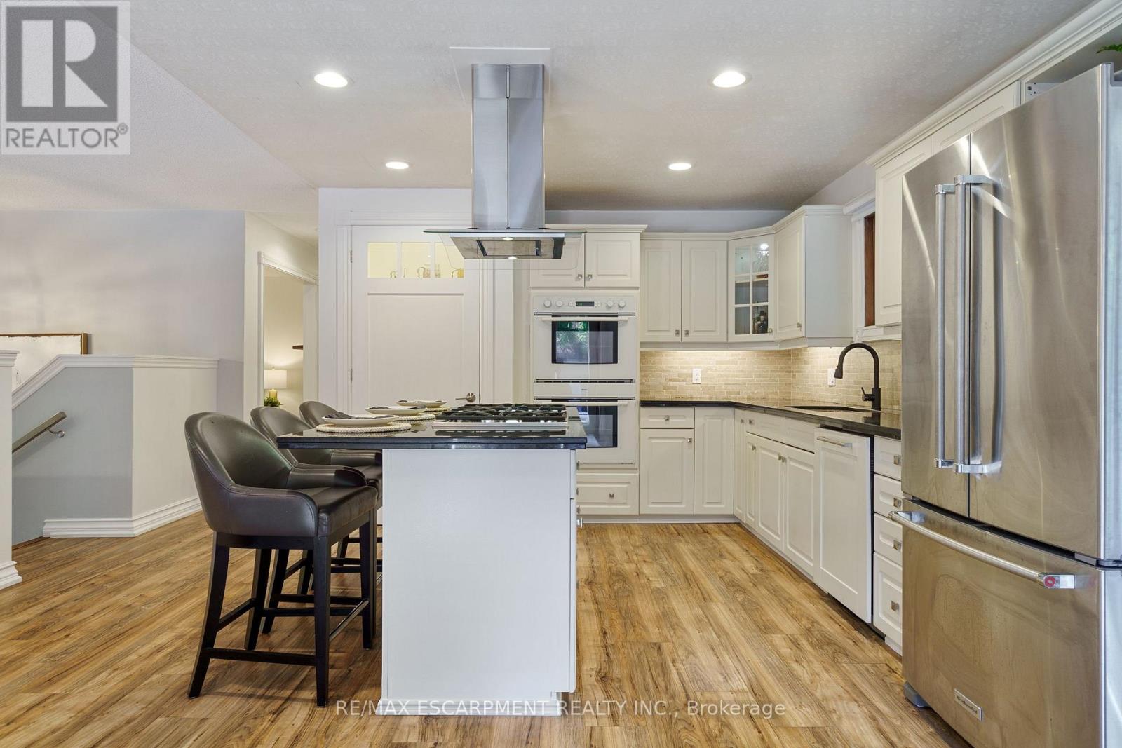 Photo 5 of 304 Central Avenue, Grimsby ON