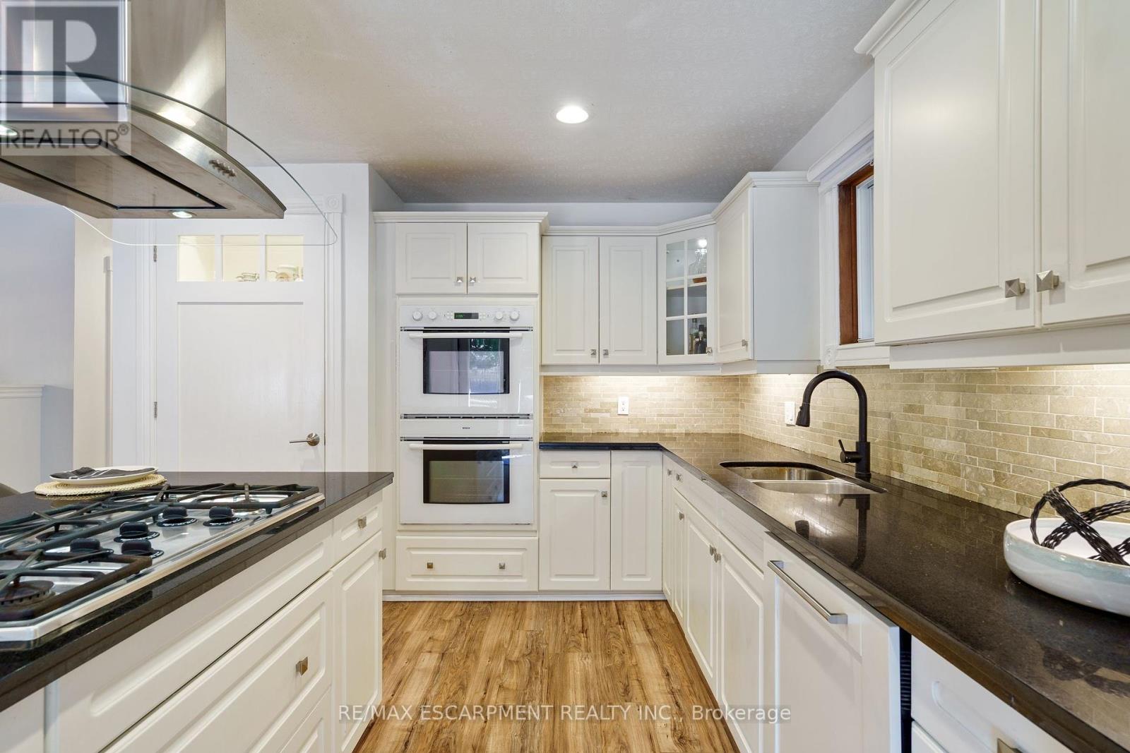 Photo 6 of 304 Central Avenue, Grimsby ON