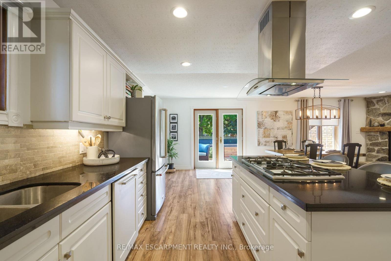 Photo 7 of 304 Central Avenue, Grimsby ON