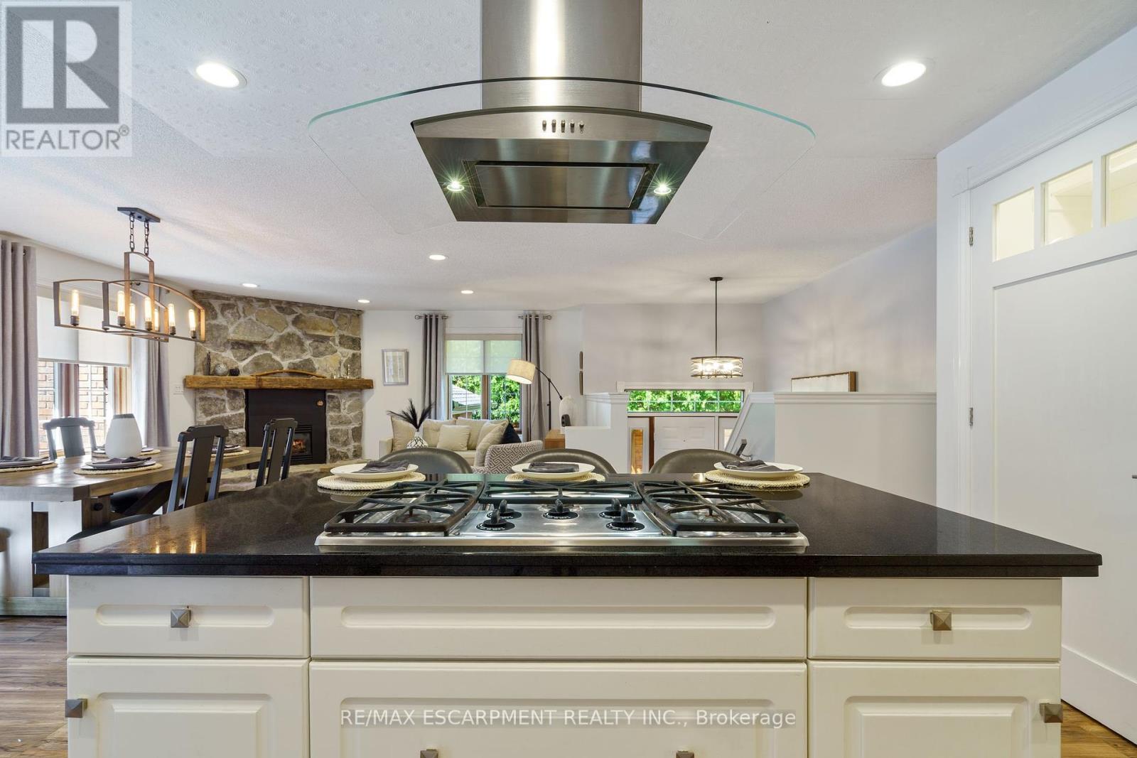 Photo 9 of 304 Central Avenue, Grimsby ON