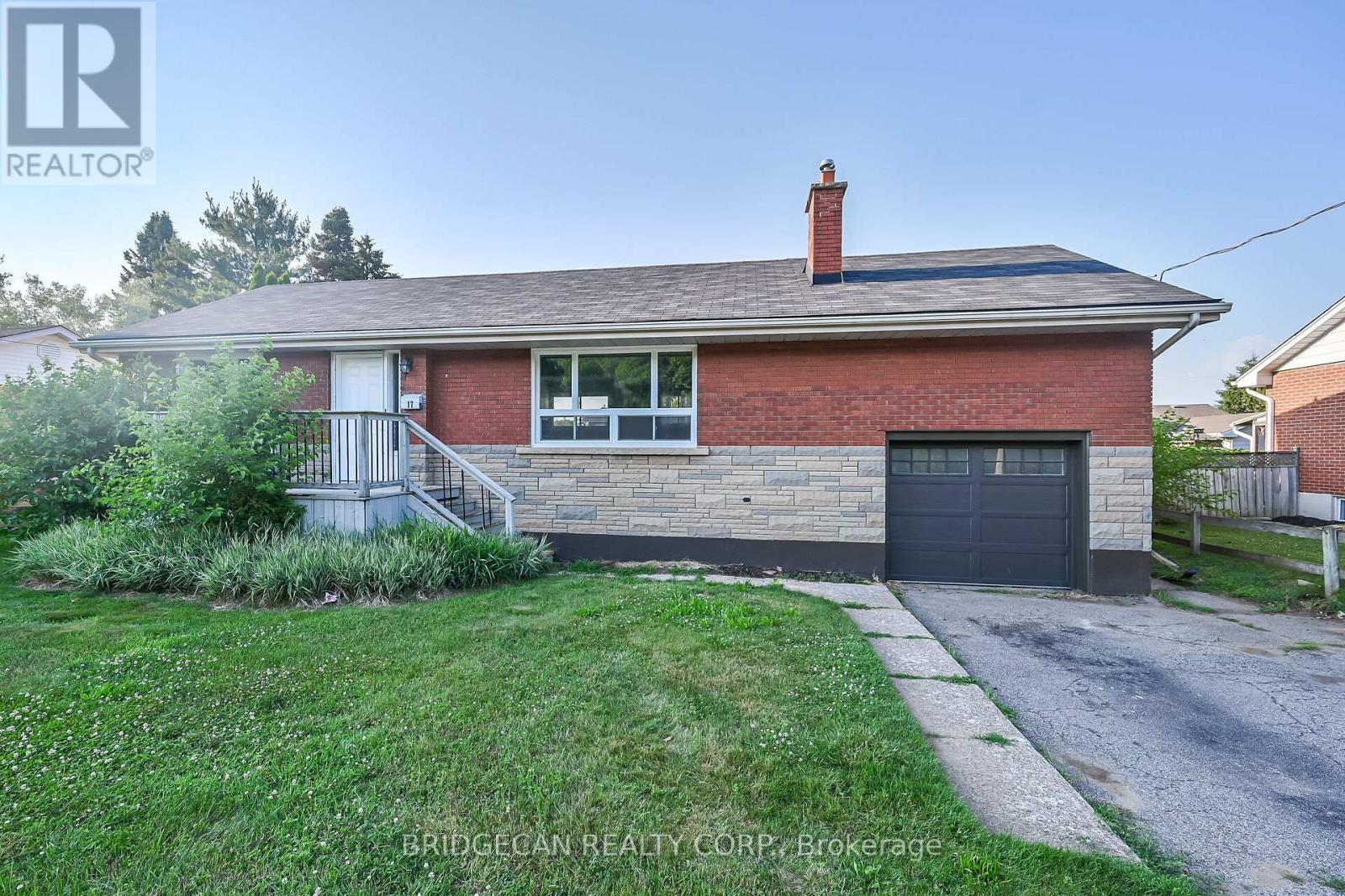 Photo 2 of 17 Brierwood Avenue, Grimsby ON