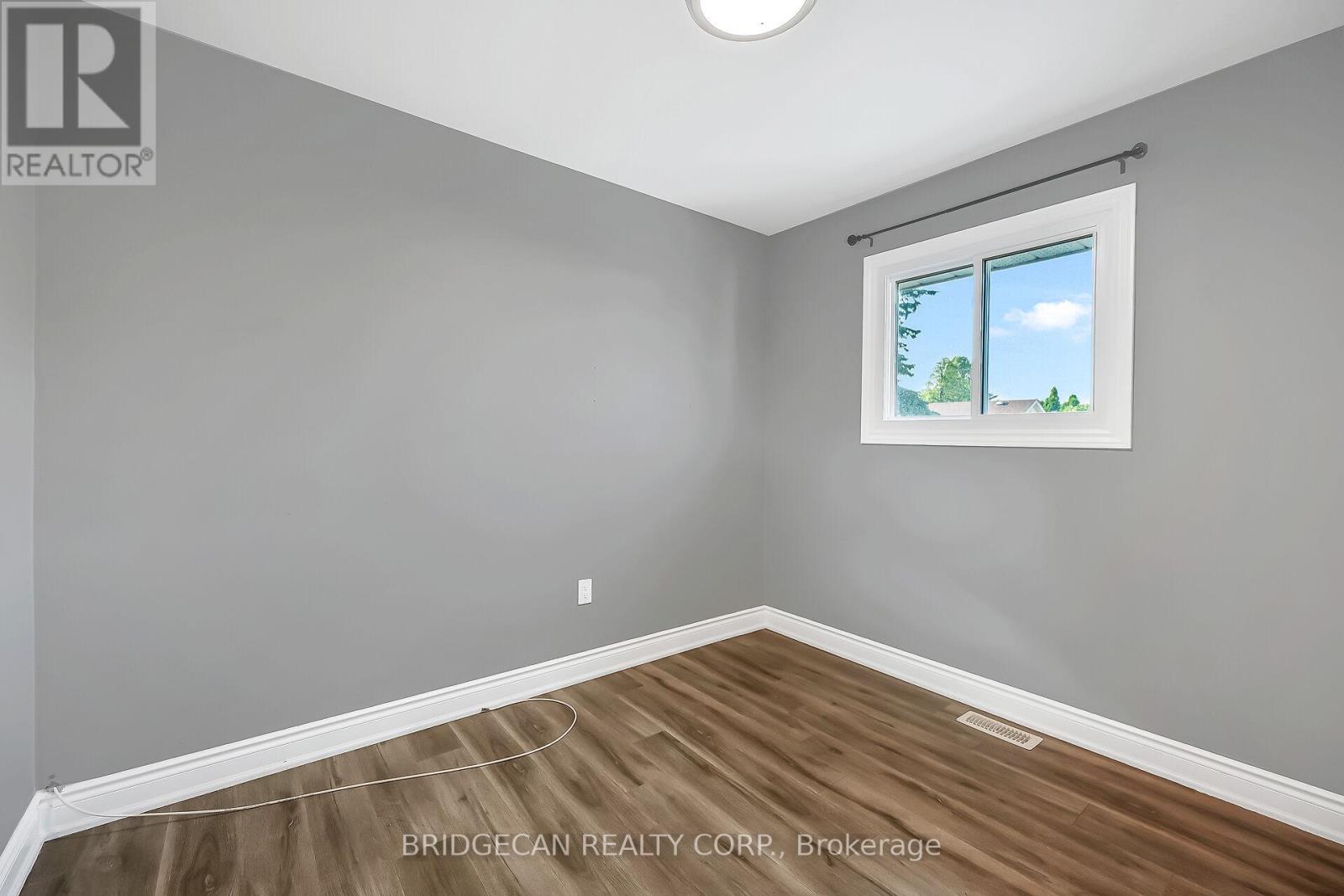 Photo 21 of 17 Brierwood Avenue, Grimsby ON