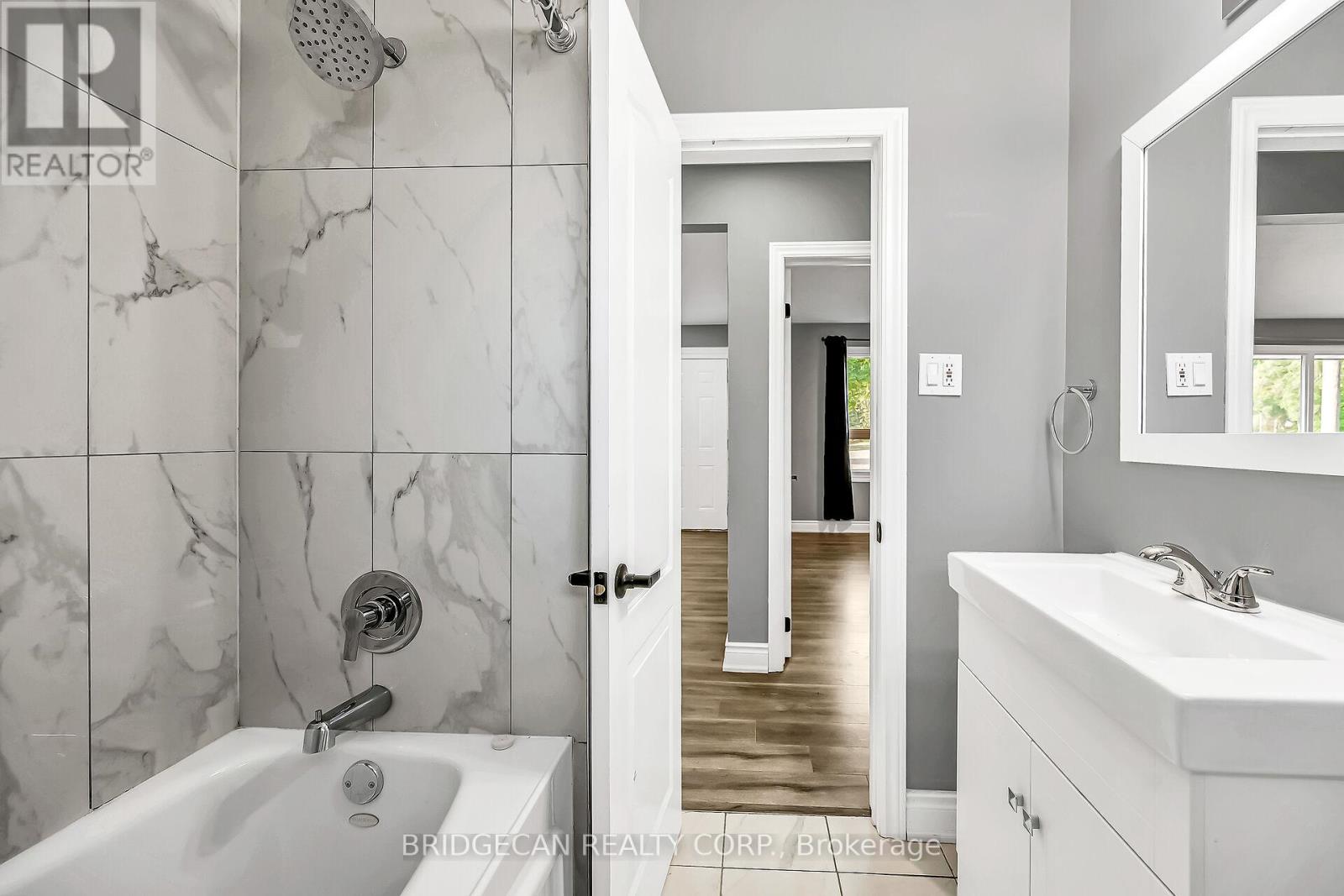 Photo 23 of 17 Brierwood Avenue, Grimsby ON