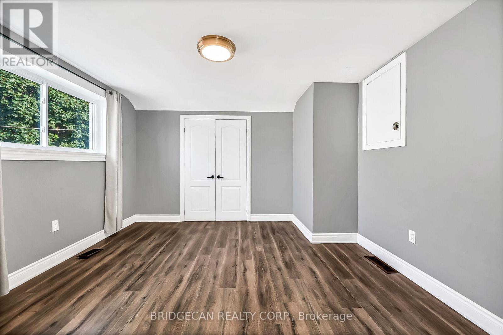 Photo 24 of 17 Brierwood Avenue, Grimsby ON