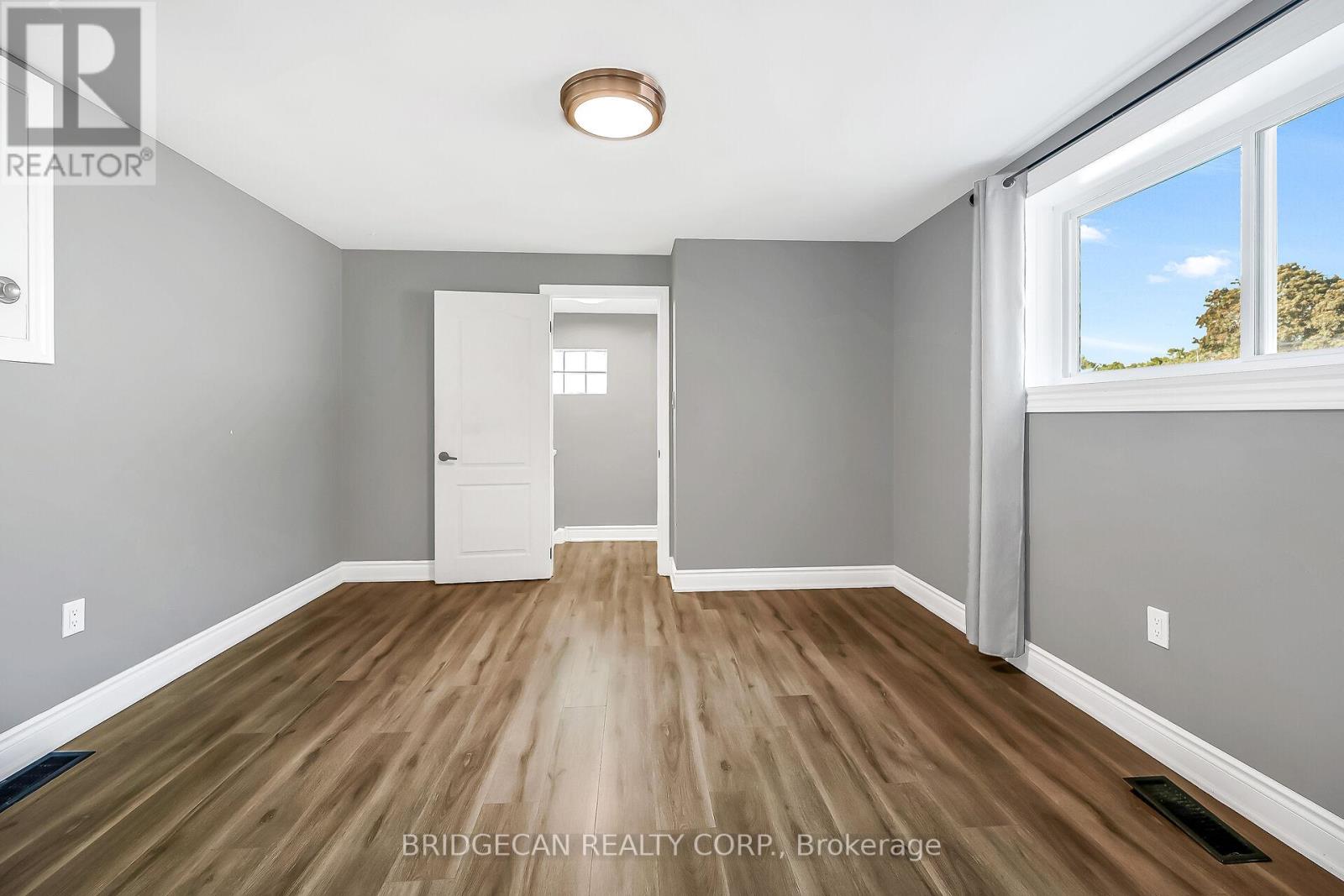 Photo 25 of 17 Brierwood Avenue, Grimsby ON