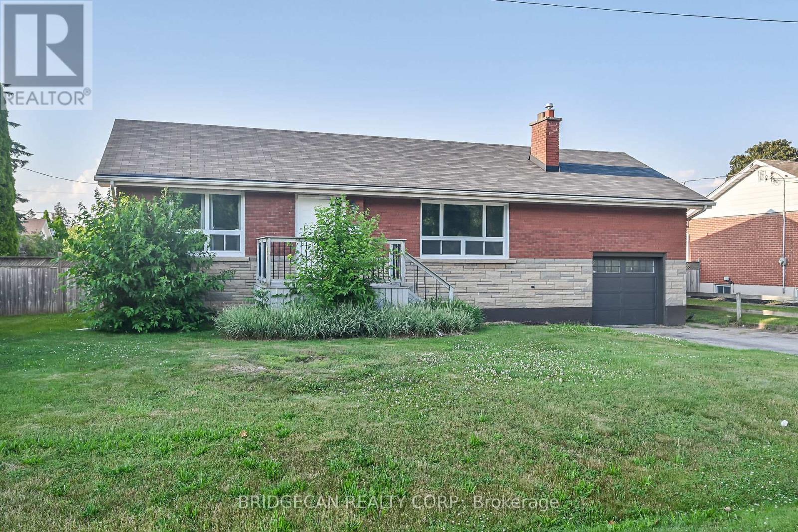 Photo 3 of 17 Brierwood Avenue, Grimsby ON