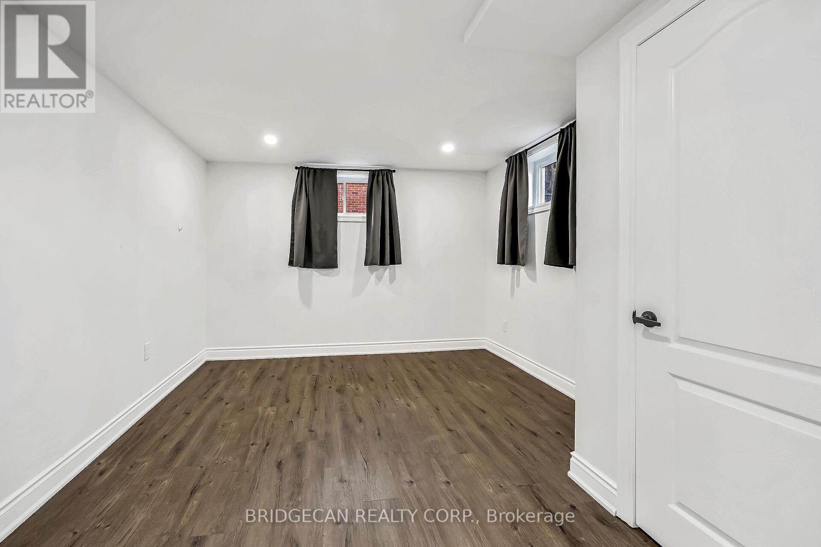 Photo 35 of 17 Brierwood Avenue, Grimsby ON