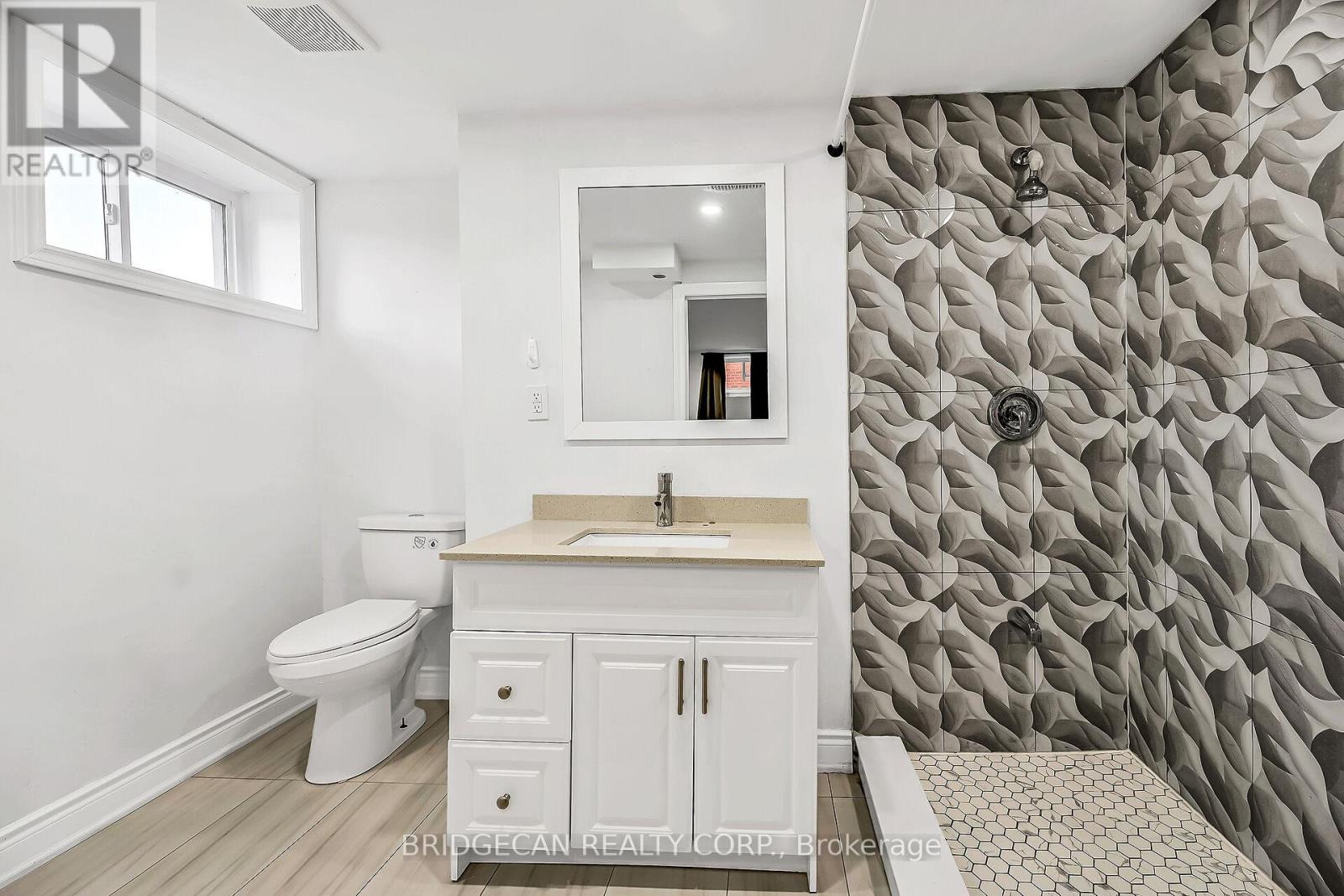 Photo 37 of 17 Brierwood Avenue, Grimsby ON