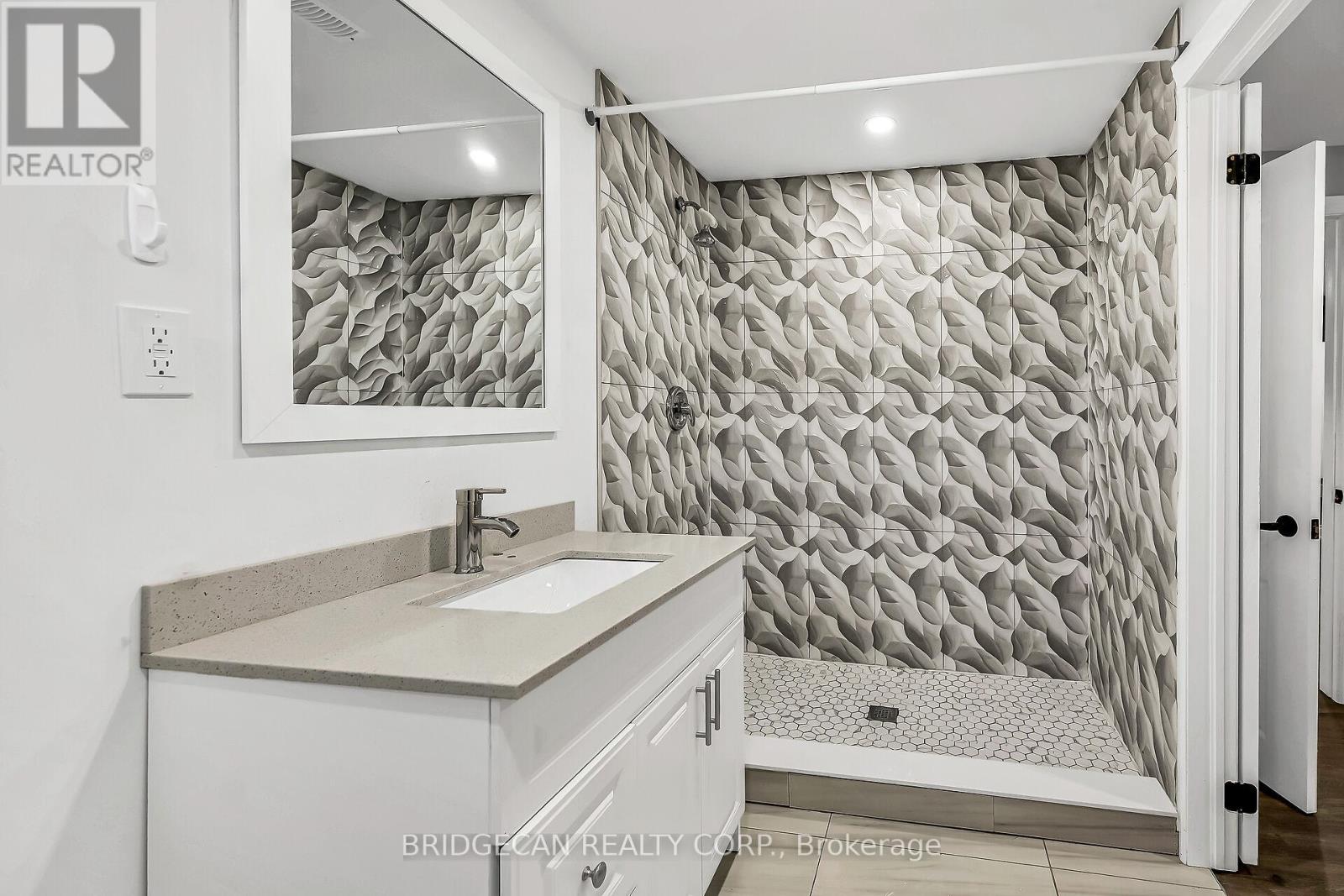 Photo 38 of 17 Brierwood Avenue, Grimsby ON
