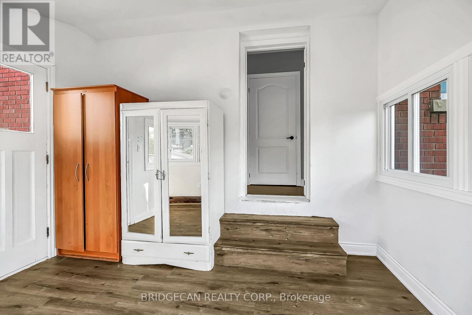Photo 42 of 17 Brierwood Avenue, Grimsby ON