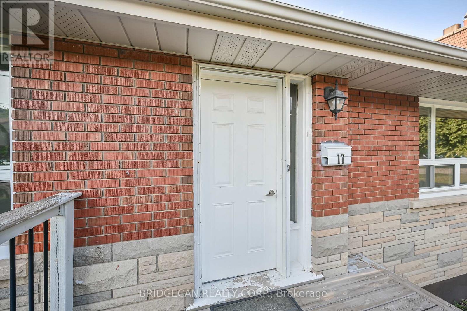 Photo 5 of 17 Brierwood Avenue, Grimsby ON