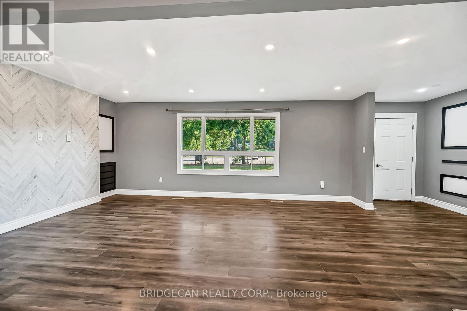 Photo 9 of 17 Brierwood Avenue, Grimsby ON