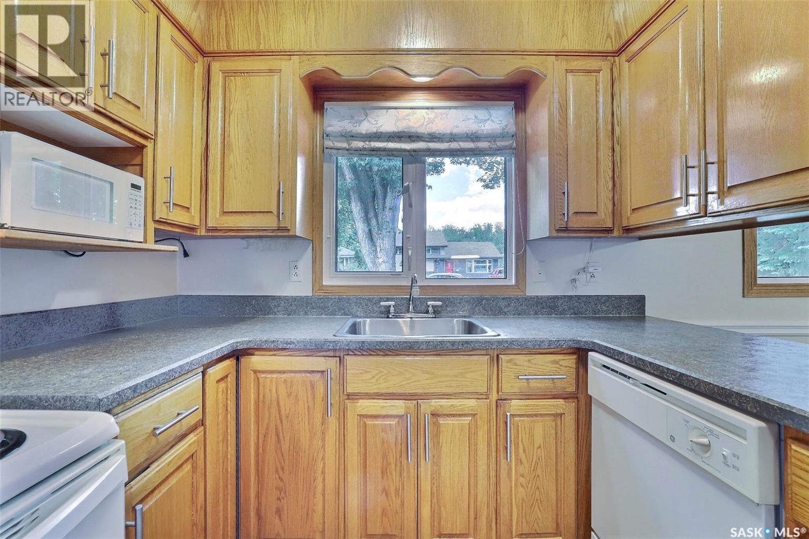 Photo 10 of 212 Shannon Road, Regina SK