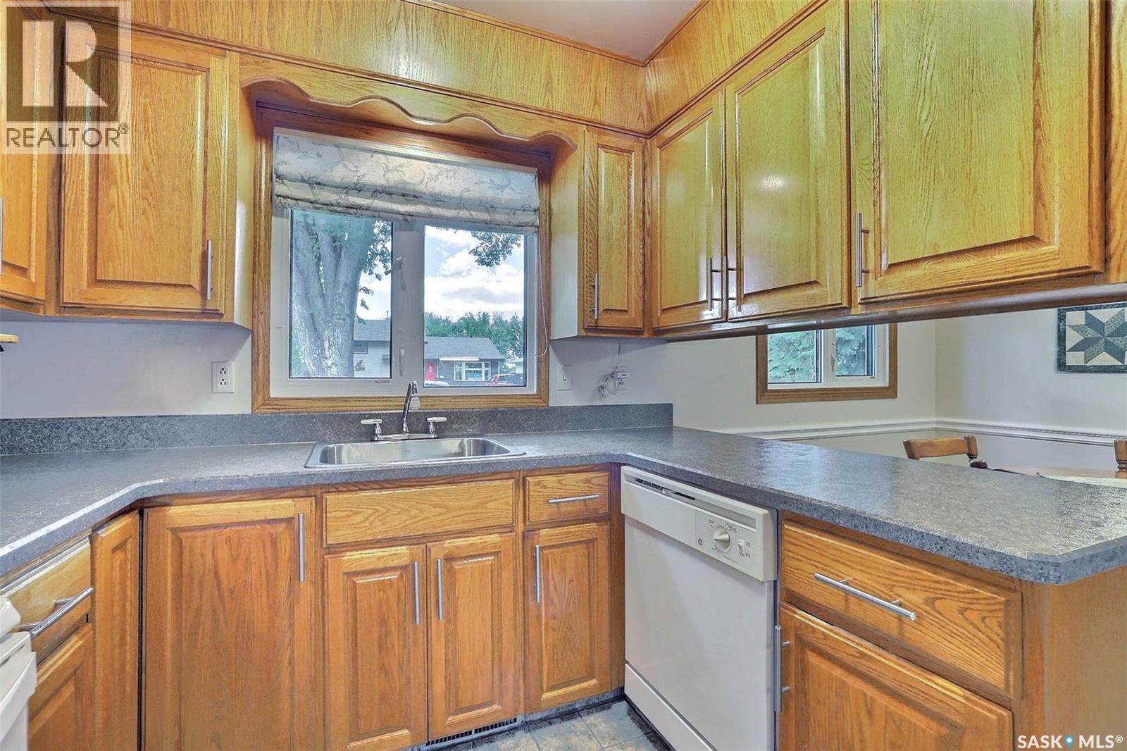 Photo 11 of 212 Shannon Road, Regina SK