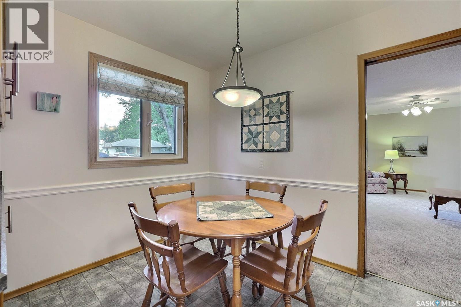 Photo 12 of 212 Shannon Road, Regina SK