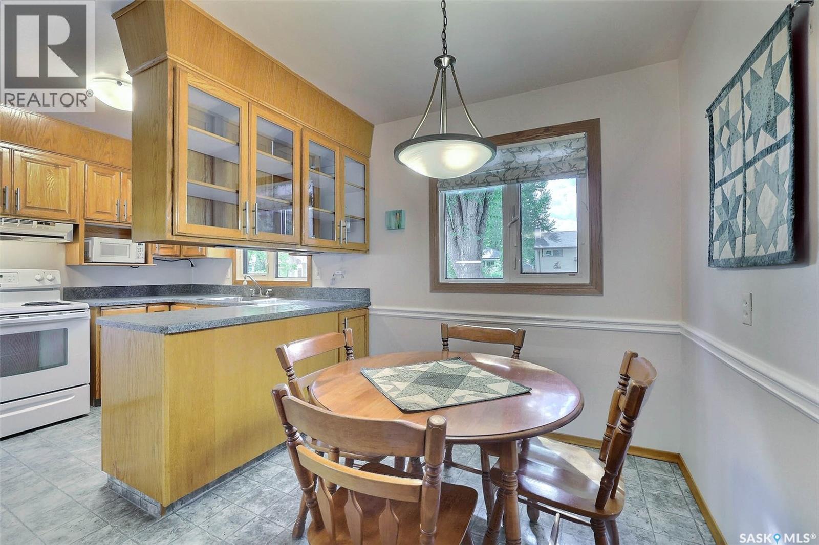 Photo 8 of 212 Shannon Road, Regina SK