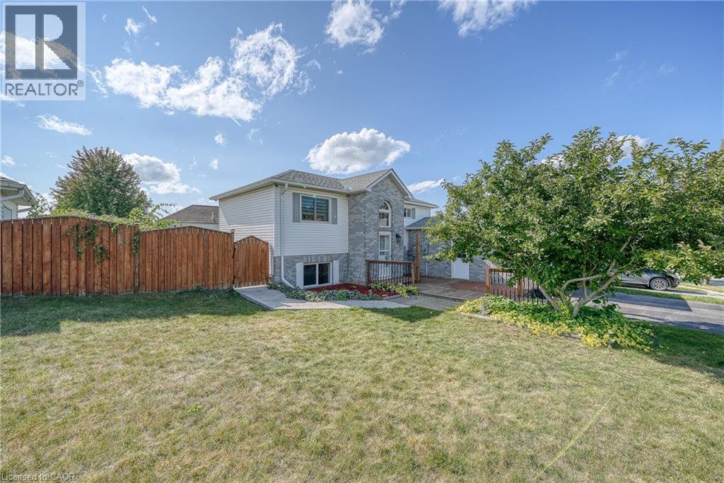Photo 3 of 50 Pebble Beach Court, Woodstock ON