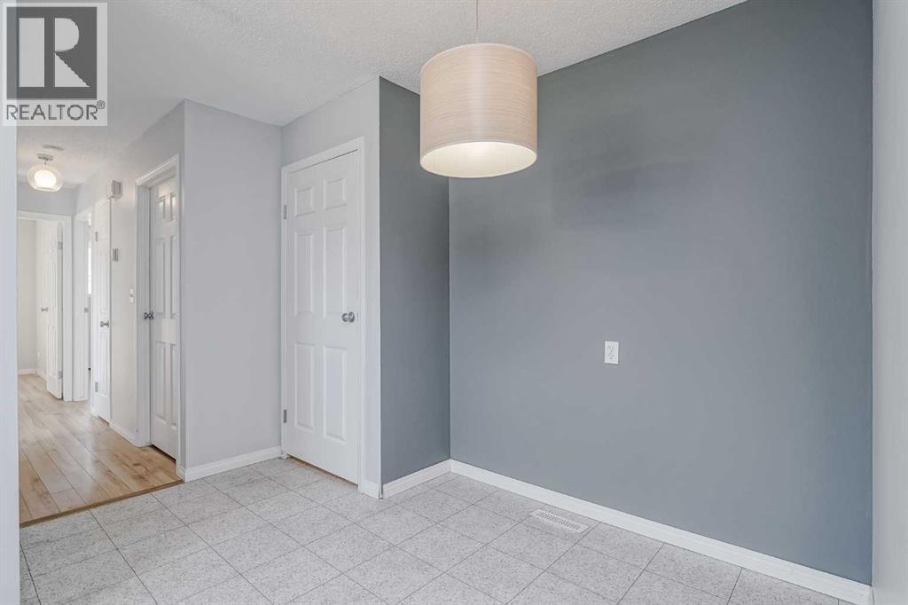 Photo 11 of 13 Rundlelawn Court Ne, Calgary AB