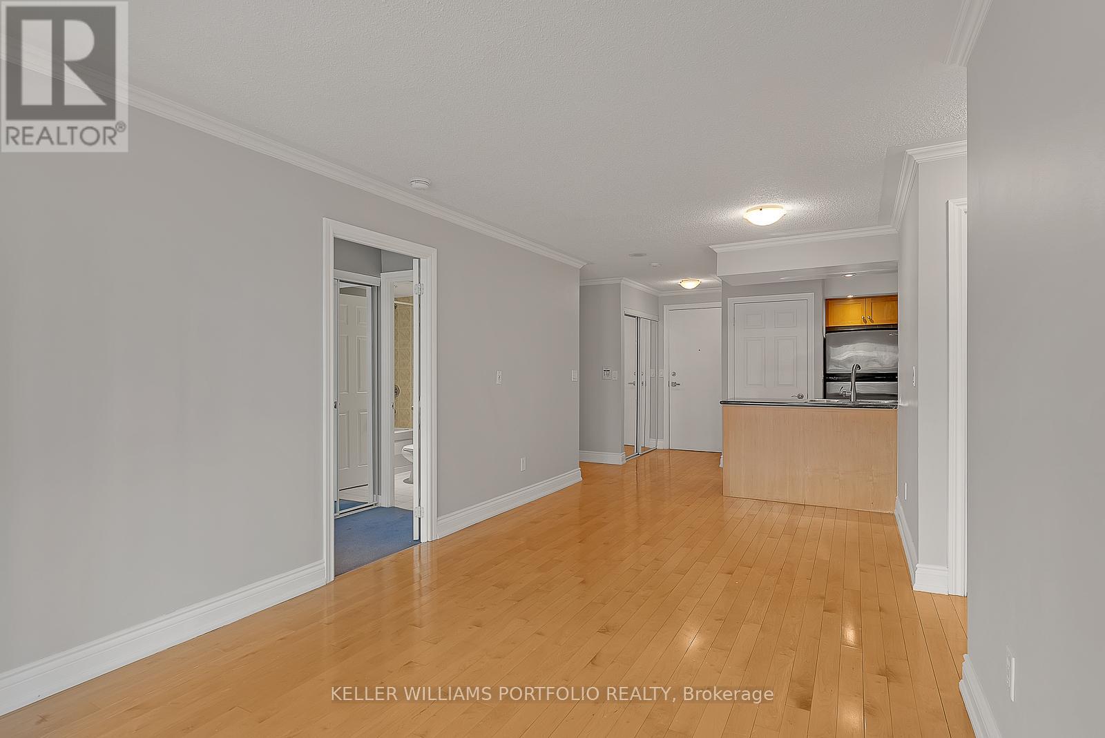Photo 16 of 332 250 Wellington Street W, Toronto ON