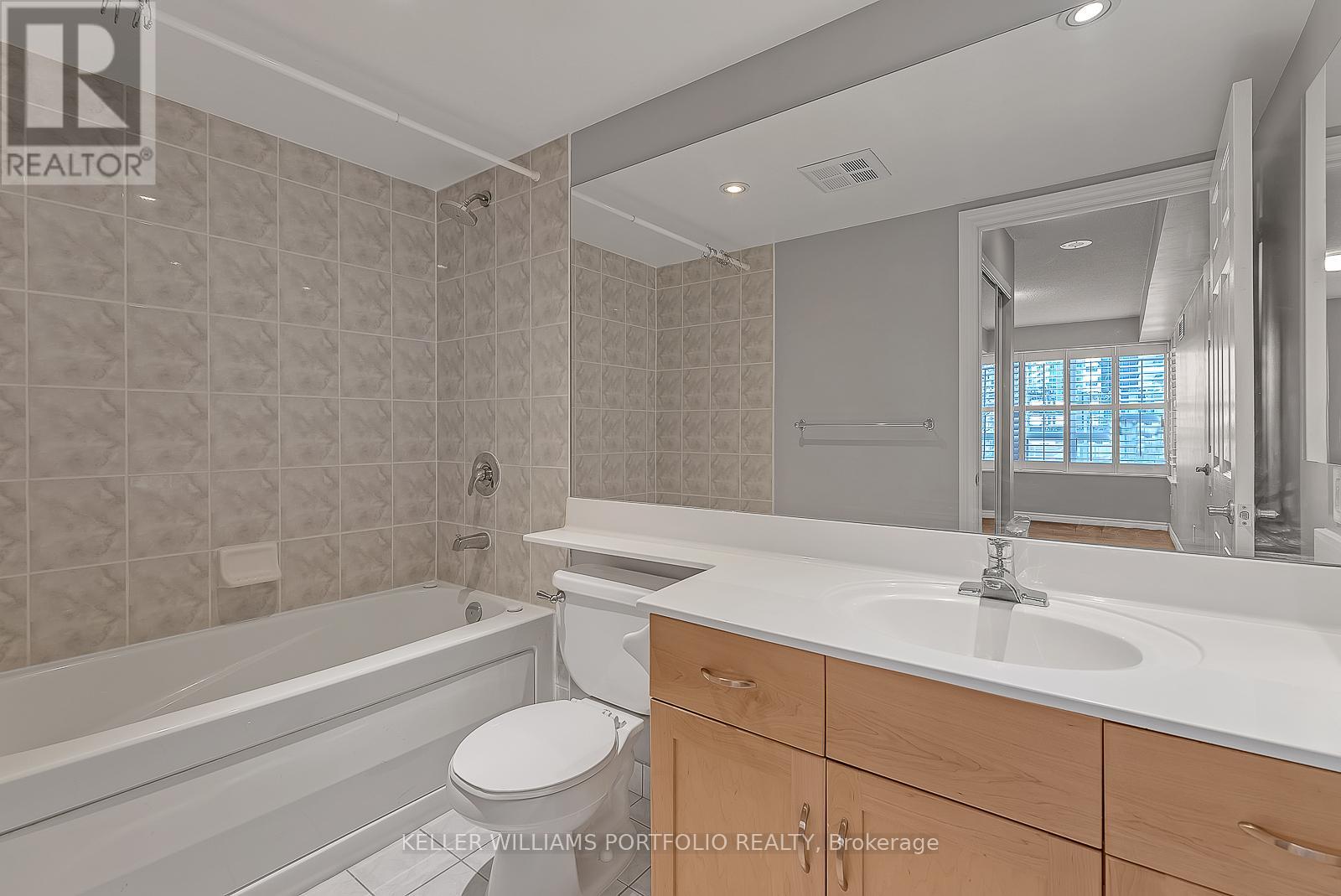 Photo 25 of 332 250 Wellington Street W, Toronto ON