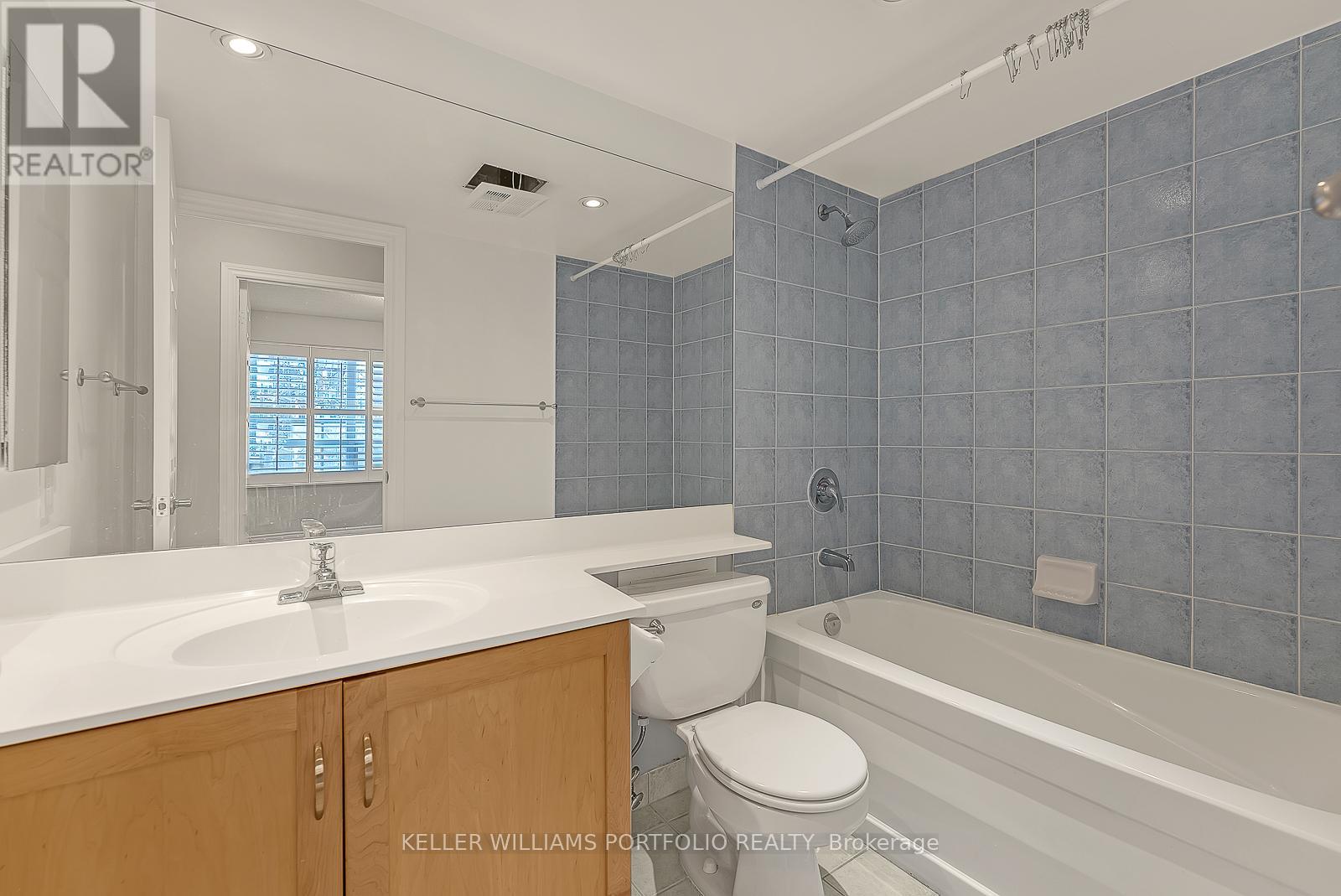 Photo 30 of 332 250 Wellington Street W, Toronto ON