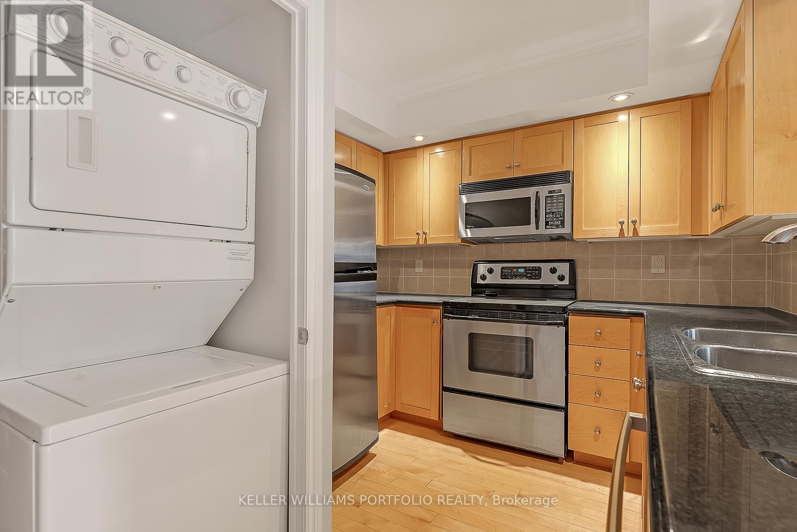 Photo 31 of 332 250 Wellington Street W, Toronto ON