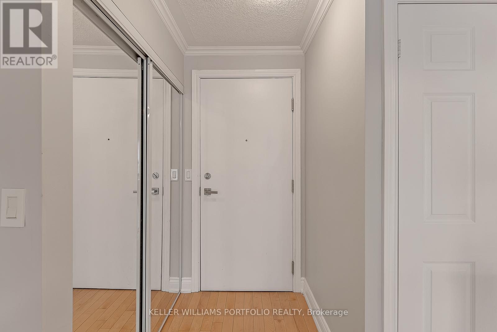 Photo 4 of 332 250 Wellington Street W, Toronto ON