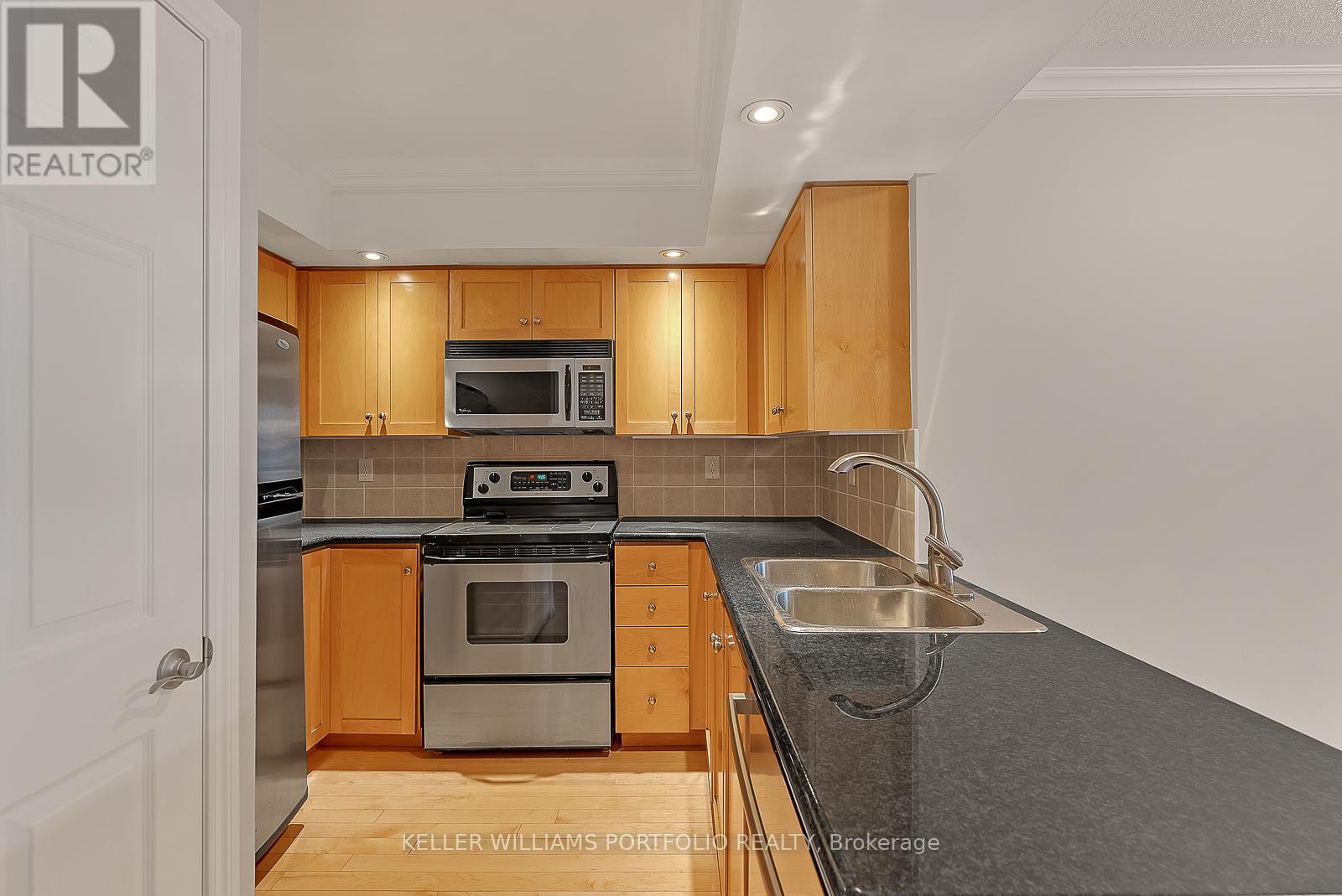 Photo 5 of 332 250 Wellington Street W, Toronto ON