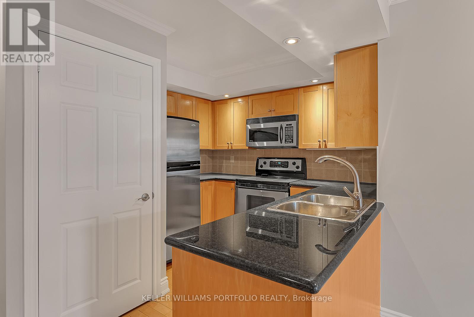 Photo 6 of 332 250 Wellington Street W, Toronto ON