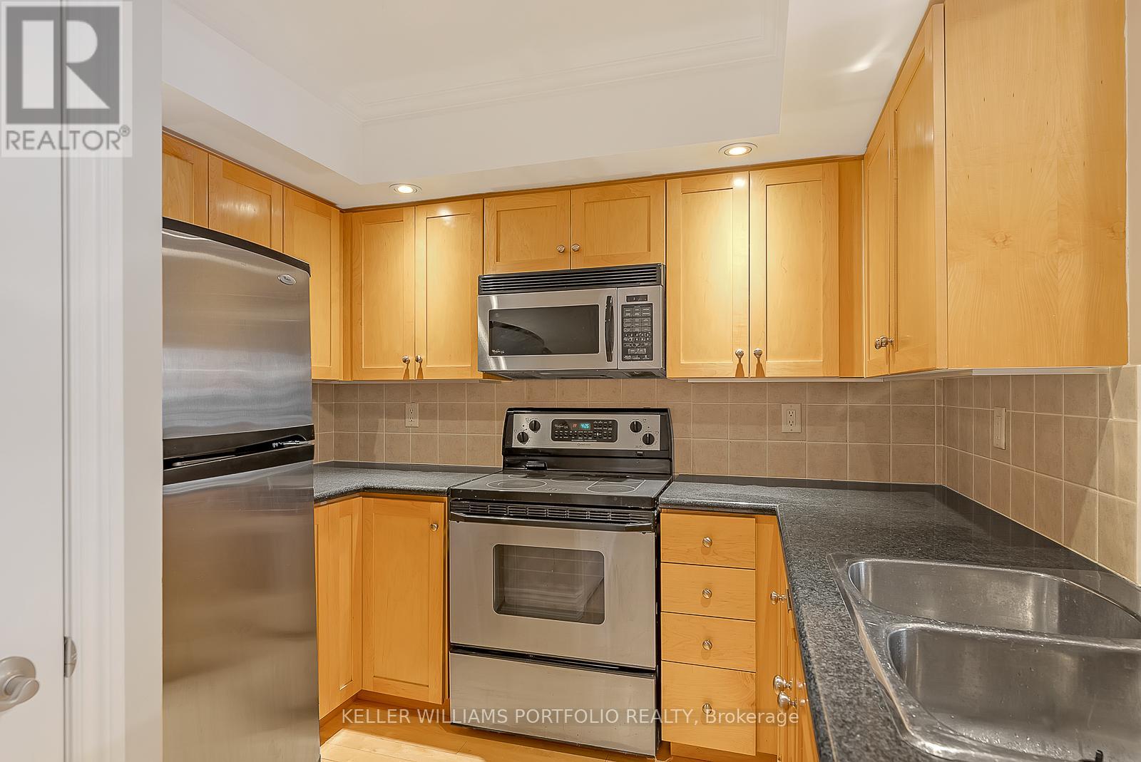 Photo 7 of 332 250 Wellington Street W, Toronto ON