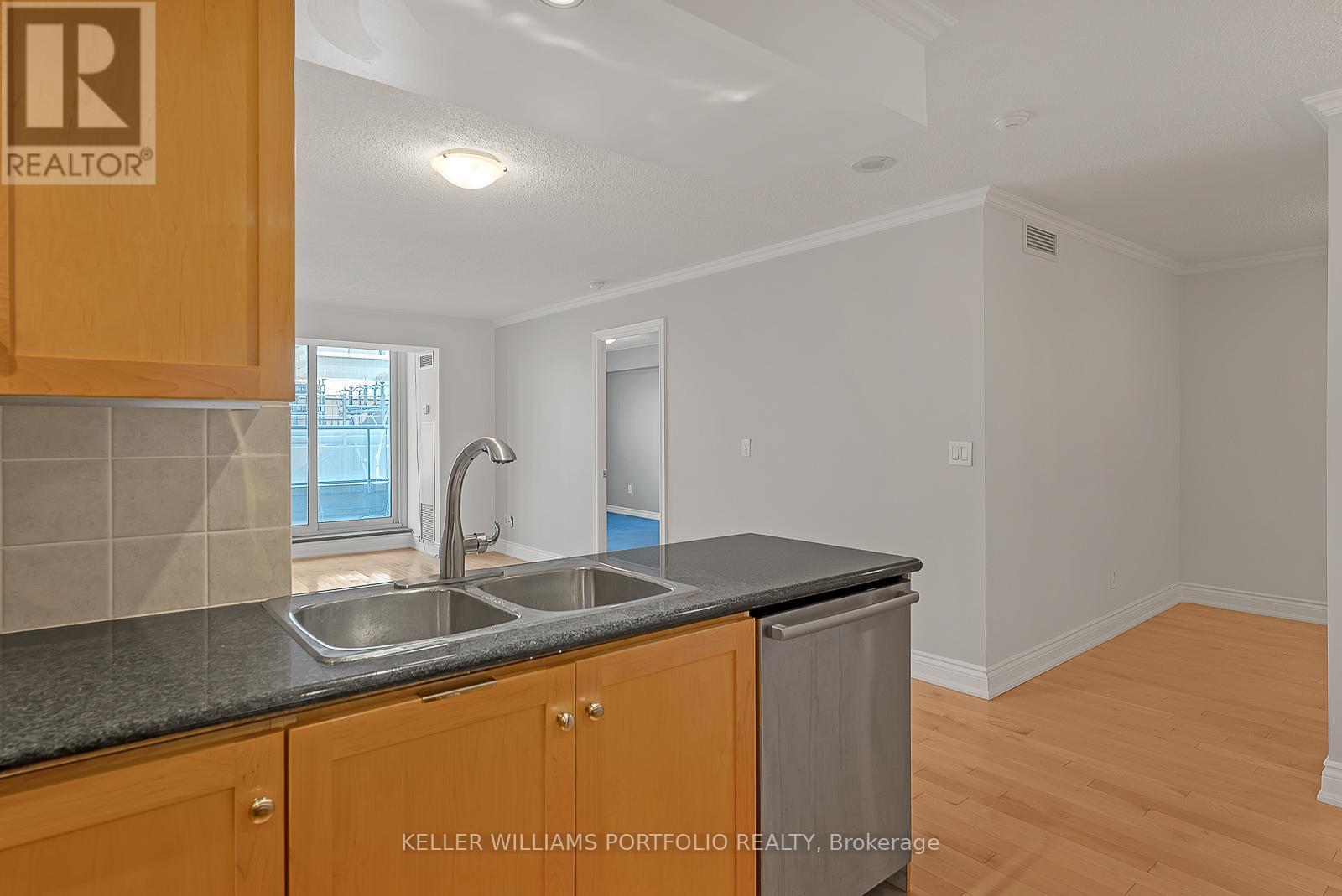 Photo 8 of 332 250 Wellington Street W, Toronto ON