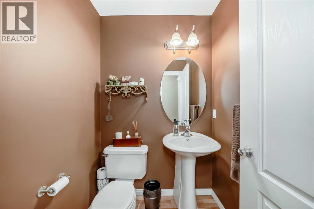 Photo 18 of 69 Simcoe Close Sw, Calgary AB