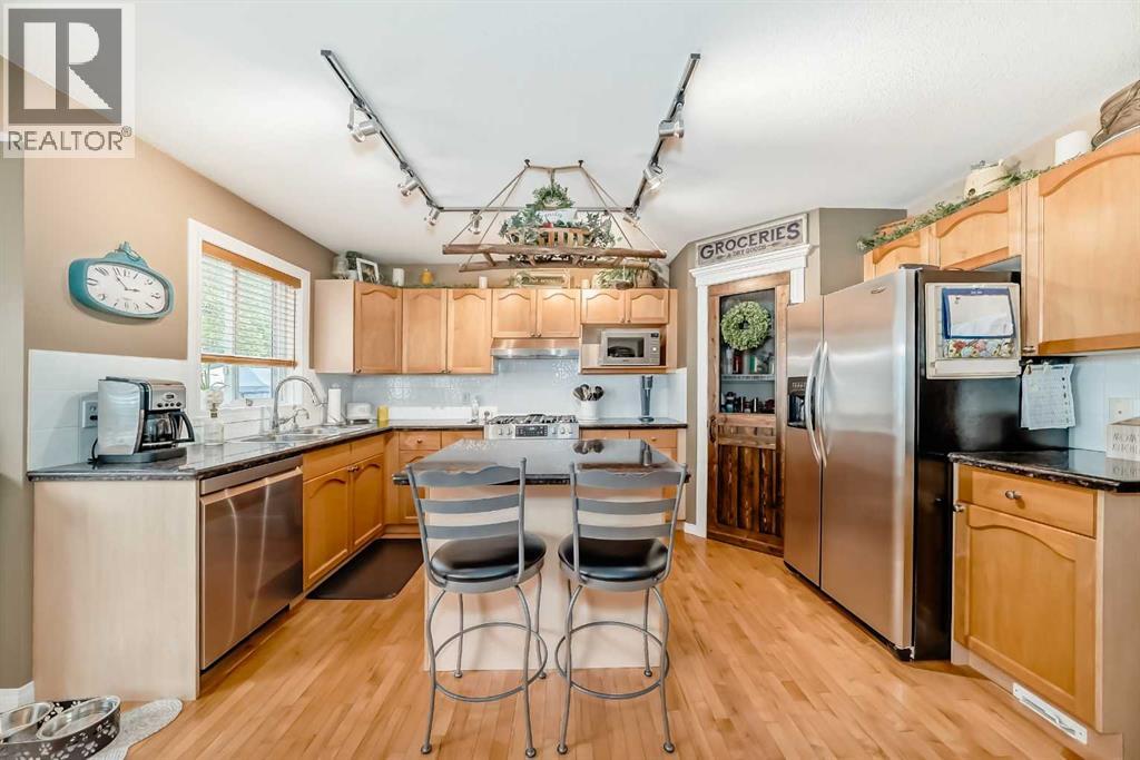 Photo 4 of 69 Simcoe Close Sw, Calgary AB