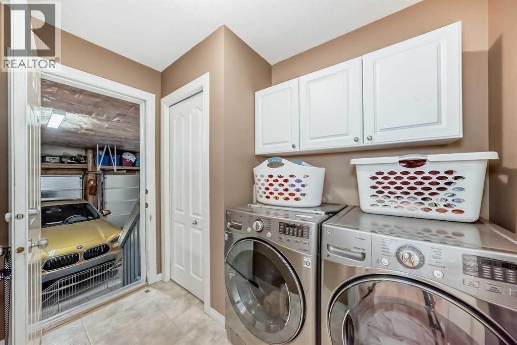Photo 19 of 69 Simcoe Close Sw, Calgary AB