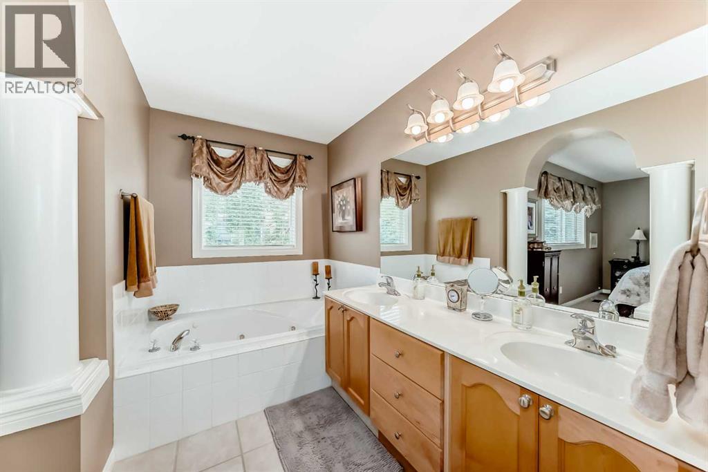 Photo 22 of 69 Simcoe Close Sw, Calgary AB