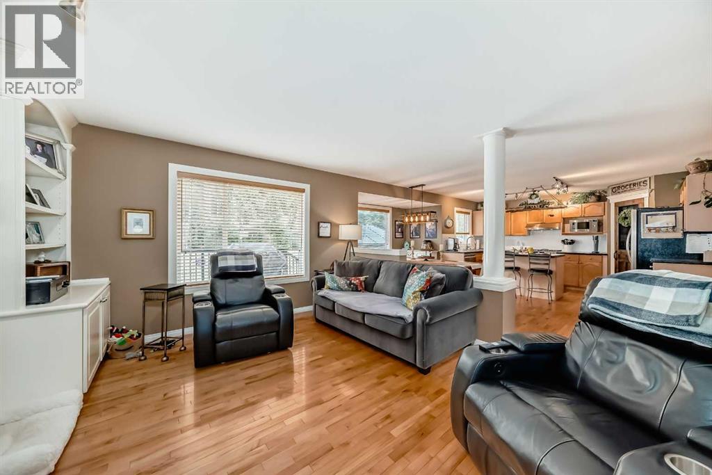 Photo 10 of 69 Simcoe Close Sw, Calgary AB