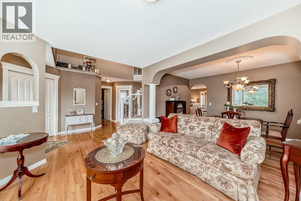 Photo 14 of 69 Simcoe Close Sw, Calgary AB